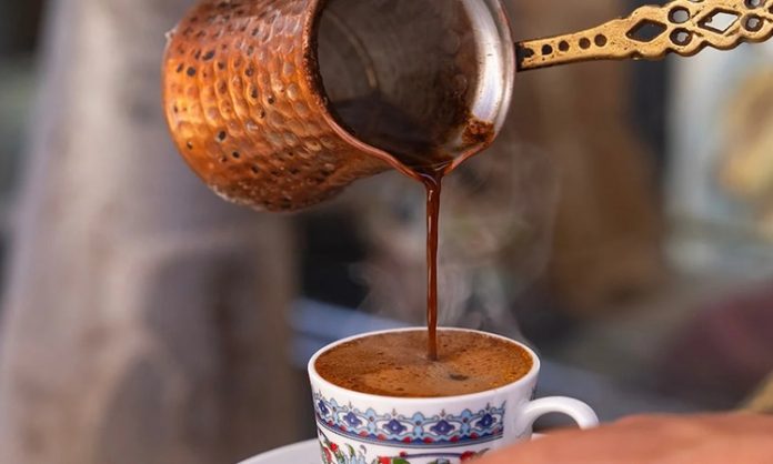 Kahve Kültürüyle Dünyanın Tadını Keşfedin Kahve, sadece bir içecek olmanın ötesinde, kültürel bir simge ve sosyal yaşamın ayrılmaz bir parçası hâline gelmiştir. Farklı coğrafyalarda yetiştirilen kahve çekirdekleri, değişik kavurma ve demleme yöntemleriyle kendine özgü tatlar sunar. Kahve kültürü, hem günlük hayatın ritmini belirler hem de insanları bir araya getiren bir iletişim aracıdır. Özellikle kafeler ve kahve evleri, sohbetlerin ve buluşmaların merkezi hâline gelmiştir. Konulu bir haber görseli.