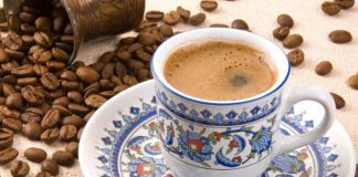 Kahve Yanına Atıştırmalıklar Keyifli Anların Vazgeçilmezi Gelenekselden moderne, sade olandan aromalı çeşitlerine kadar kahve, günlük yaşamın ayrılmaz bir parçası haline gelmiştir. Ancak kahvenin keyfi, çoğu zaman onu tamamlayan atıştırmalıklarla daha da derinleşir. Bu küçük lezzetler, sadece damak zevkini tamamlamakla kalmaz, kahve deneyimini çok daha zengin ve keyifli hale getirir. Konulu bir haber görseli.