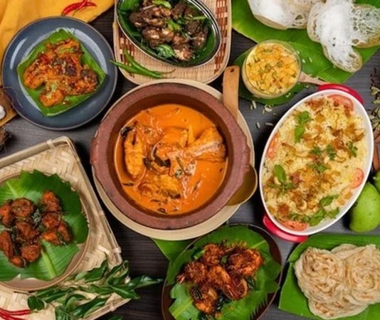 Kannada Mutfağı, Hindistan’ın Karnataka eyaletine özgü geleneksel yemek kültürünü yansıtır. Bu mutfak, özellikle pirinç, baklagiller ve baharatların yoğun kullanımıyla dikkat çeker. Kannada Mutfağı, günlük sofralardan festival ve kutlama yemeklerine kadar geniş bir yelpazede çeşitlilik sunar. Konulu bir haber görseli.