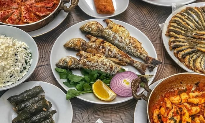 Karadeniz Mutfağı Denizden Dağa Uzanan Sofraların Kalbi Karadeniz mutfağı, Türkiye’nin en karakteristik ve en özgün mutfaklarından biridir. Dağlarla çevrili coğrafyası, bol yağışlı iklimi ve hırçın denizi, bu mutfağın malzeme çeşitliliğini belirleyen temel unsurlardandır. Karadeniz insanı doğayla iç içe yaşar ve mutfağı da doğanın sunduklarına göre şekillenir. Bu yüzden Karadeniz yemekleri, hem doğaya hem de yöre kültürüne saygının bir yansımasıdır. Konulu bir haber görseli.