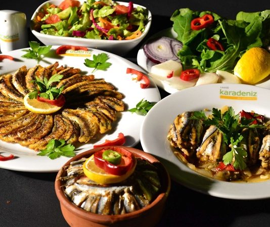 Karadeniz mutfağı, Türkiye’nin en zengin ve kendine özgü mutfak kültürlerinden biridir. Yeşilin her tonunu barındıran doğası, bol yağışlı iklimi ve bereketli toprakları, bölge halkına çok çeşitli tarım ürünleri sunar. Bu ürünler, hem yöresel yemeklerin temelini oluşturur hem de bölgenin gastronomik kimliğini şekillendirir. Konulu bir haber görseli.