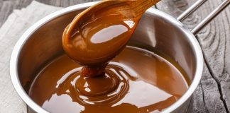 Karamel, tatlıların vazgeçilmez unsurlarından biridir ve mutfaklarda hem dekoratif hem de lezzet artırıcı bir rol oynar. Karamel pişirme süreci, şekerin kontrollü bir şekilde ısıtılması ve karamelize olması ile başlar. Bu yöntem sayesinde şekerin rengi altın kahverengiye dönüşür ve aroması yoğunlaşır. Konulu bir haber görseli.