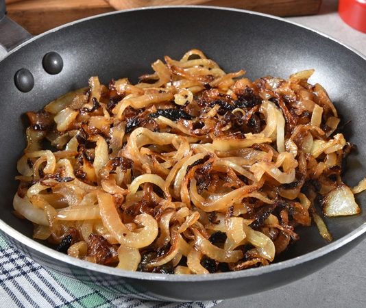 Karamelize Etme Sanatının Püf Noktaları Karamelize etme, yemek pişirme teknikleri arasında en çok dikkat çeken yöntemlerden biridir. Özellikle sebzelerde, meyvelerde ve tatlılarda kullanılan bu teknik, yiyeceklere hem farklı bir tat hem de benzersiz bir doku kazandırır. Temelde şekerin yüksek ısıya maruz kalarak kahverengileşmesiyle gerçekleşen bu işlem, mutfaklarda lezzet katmak için sıkça tercih edilir. Konulu bir haber görseli.