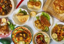 Karayip mutfağı, farklı kültürlerin buluşmasıyla ortaya çıkan eşsiz bir gastronomi dünyasıdır. Bölgenin tarihsel geçmişi, bu mutfağın şekillenmesinde büyük rol oynamıştır. Afrika’dan gelen köleler, Avrupa’dan gelen sömürgeciler, Asya’dan göç eden topluluklar ve yerli halkın yemek alışkanlıkları birleşerek bu mutfağın temelini oluşturmuştur. Her kültür kendi baharatını, pişirme yöntemini ve malzemesini beraberinde getirmiştir. Bu yüzden Karayip yemeklerinde hem tropikal hem de egzotik lezzetleri aynı anda tatmak mümkündür. Konulu bir haber görseli.