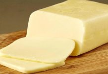 Kaşar peyniri, Türk mutfağının en tanınmış ve çok yönlü süt ürünlerinden biridir. Adını, geleneksel üretim sürecinde süt pıhtılarının özel yöntemlerle yoğrulup şekillendirilmesinden alır. Kaşar, hem inek sütünden hem de koyun veya keçi sütünden yapılabilir. Bu çeşitlilik, lezzet profilini zenginleştirir ve farklı damak zevklerine hitap eder. Konulu bir haber görseli.