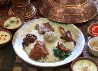 Kashmiri Mutfağı Kashmiri Mutfağı, Hindistan’ın kuzeyindeki Kashmir bölgesine özgü geleneksel yemek kültürünü yansıtır. Tarihi boyunca çeşitli imparatorluklar ve kültürlerin etkisi altında kalan bölge, mutfağına da zengin bir çeşitlilik kazandırmıştır. Hem et hem de sebze ağırlıklı yemekler, yöresel baharatlarla harmanlanarak karakteristik tatları oluşturur. Konulu bir haber görseli.