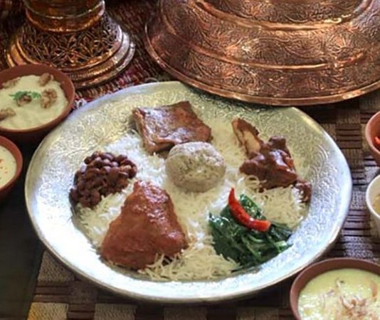 Kashmiri Mutfağı Kashmiri Mutfağı, Hindistan’ın kuzeyindeki Kashmir bölgesine özgü geleneksel yemek kültürünü yansıtır. Tarihi boyunca çeşitli imparatorluklar ve kültürlerin etkisi altında kalan bölge, mutfağına da zengin bir çeşitlilik kazandırmıştır. Hem et hem de sebze ağırlıklı yemekler, yöresel baharatlarla harmanlanarak karakteristik tatları oluşturur. Konulu bir haber görseli.