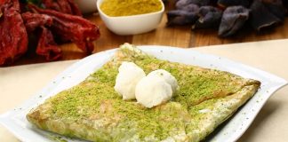 Katmer, özellikle Güneydoğu Anadolu ve Gaziantep mutfağının en bilinen tatlı ve kahvaltılık hamur işlerinden biridir. Tarihi Osmanlı dönemine kadar uzanan bu lezzet, günümüzde de hem kahvaltılarda hem de tatlı sofralarında sıkça yer alır. İnce açılmış hamurun iç harçla buluşması ve sac üzerinde pişirilmesi, katmere kendine özgü çıtır dokusunu ve lezzetini kazandırır. Konulu bir haber görseli.