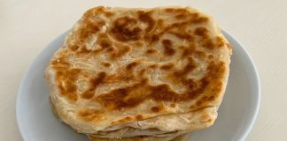 Katmer, özellikle Anadolu ve Güneydoğu mutfaklarının vazgeçilmez hamur tatlarından biridir. İnce açılan hamurun kat kat yoğrulup pişirilmesiyle elde edilen bu lezzet, hem kahvaltı sofralarının hem de çay saatlerinin olmazsa olmazlarından biridir. Katmer, fırınlama veya sacda pişirme teknikleriyle hazırlanabilir, her yöntemde kendine özgü dokusunu ve lezzetini korur. Konulu bir haber görseli.