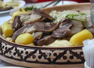 Kazakistan Mutfağı Kazakistan mutfağı, Orta Asya’nın geniş bozkırlarında şekillenmiş, göçebe yaşam tarzının etkisiyle pratik ve besleyici yemekler sunar. Tarih boyunca göçebe topluluklar, doğal koşullar ve hayvancılık ile beslenme alışkanlıklarını oluşturmuşlardır. Et, süt ürünleri ve tahıllar mutfağın temelini oluşturur. Kazaklar için yemek sadece beslenme aracı değil, aynı zamanda kültürel bir paylaşım ve misafirperverlik ritüelidir. Konulu bir haber görseli.