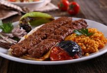 Kebabın Farklı Yüzleri Anadolu’dan Dünyaya Açılan Ateşin Hikâyesi Kebap, Türk mutfağının en köklü ve en tanınan lezzetlerinden biri olarak, yalnızca bir yemek değil aynı zamanda bir yaşam biçimi olarak da değerlendirilebilir. Etin ateşle buluştuğu bu eşsiz teknik, binlerce yıllık geçmişe sahiptir ve tarih boyunca birçok uygarlığın mutfağında kendine yer bulmuştur. Ancak Anadolu toprakları, kebap kültürünü sadece korumakla kalmamış, aynı zamanda onu çeşitlendirip zenginleştirmiştir. Konulu bir haber görseli.
