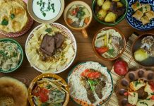 Kırgızistan mutfağı, Orta Asya’nın dağlık ve bozkır bölgelerinde göçebe yaşamın etkisiyle şekillenmiş, hem besleyici hem de pratik yemeklerle öne çıkan bir mutfaktır. Tarih boyunca hayvancılık ve tarım, yemek kültürünün temelini oluşturmuştur. Et ve süt ürünleri, günlük beslenmenin en önemli öğeleridir. Kırgızlar için yemek, sadece karın doyurmak değil, aynı zamanda misafirperverlik ve kültürel paylaşımın simgesidir. Konulu bir haber görseli.