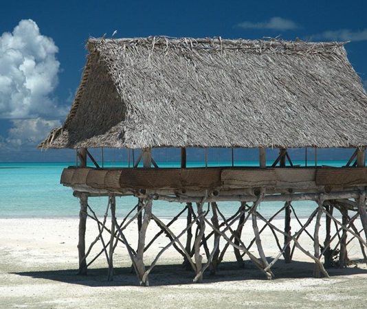 Kiribati Mutfağı Kiribati mutfağı, Pasifik Okyanusu’nun ortasında yer alan adalarda şekillenmiş, doğal ve taze ürünlere dayalı bir mutfaktır. Tarih boyunca Polynesian kültürü ile gelişmiş olan bu mutfak, hem günlük yaşamda hem de özel günlerde toplumsal bir bağ kurma aracı olarak önem taşır. Konulu bir haber görseli.