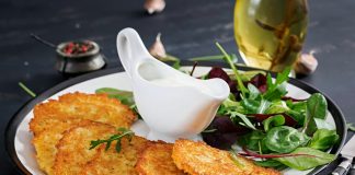 Kırım Tatar Mutfağı Kırım Tatar mutfağı, tarih boyunca farklı kültürlerin etkisiyle şekillenmiş köklü bir yemek geleneğine sahiptir. Kırım Yarımadası, jeopolitik konumu nedeniyle Türk, Rus, Bizans, Osmanlı ve Karadeniz çevresindeki topluluklarla etkileşim içinde olmuş, bu da mutfak kültürünü oldukça zenginleştirmiştir. Tarihi göçler ve ticaret yolları üzerinden taşınan baharatlar, tahıllar ve pişirme teknikleri, Kırım Tatar sofralarında kendine özgü bir birleşim yaratmıştır. Konulu bir haber görseli.