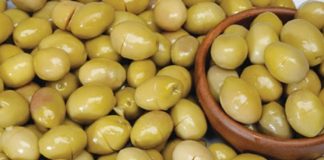 Kırma zeytin, Anadolu’nun pek çok bölgesinde sofraların baş tacı olan bir lezzet olarak bilinir. Geleneksel yöntemlerle hazırlanan bu zeytin türü, diğer çeşitlerden farklı olarak taş ya da tokmakla kırılarak çekirdeğinin çatlatılmasıyla yapılır. Bu yöntem, zeytinin acılığını azaltırken doğal aromasının korunmasına da katkı sağlar. Özellikle Ege ve Akdeniz bölgelerinde sıkça yapılan kırma zeytin, kahvaltıların en çok aranan lezzetleri arasında yer alır. Konulu bir haber görseli.