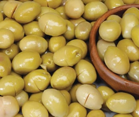 Kırma Zeytin Sofraların Vazgeçilmez Lezzeti Olmaya Devam Ediyor Kırma zeytin, Anadolu’nun pek çok bölgesinde sofraların baş tacı olan bir lezzet olarak bilinir. Geleneksel yöntemlerle hazırlanan bu zeytin türü, diğer çeşitlerden farklı olarak taş ya da tokmakla kırılarak çekirdeğinin çatlatılmasıyla yapılır. Bu yöntem, zeytinin acılığını azaltırken doğal aromasının korunmasına da katkı sağlar. Özellikle Ege ve Akdeniz bölgelerinde sıkça yapılan kırma zeytin, kahvaltıların en çok aranan lezzetleri arasında yer alır. Konulu bir haber görseli.