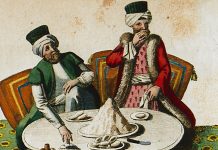 Klasik Osmanlı mutfağı, sadece bir yemek kültürü olmanın çok ötesindedir. Bu mutfak anlayışı; saraydan halka, Anadolu’dan Balkanlar’a, Akdeniz kıyılarından Arap coğrafyasına kadar geniş bir coğrafyada şekillenmiş, yüzyılların birikimiyle harmanlanarak bugüne ulaşmıştır. Osmanlı mutfağı, tarih boyunca hem lüks sofraların hem de sade halk yemeklerinin mimarı olmuştur. Her tabakta bir gelenek, her yemekte bir hikâye taşımaktadır. Konulu bir haber görseli.