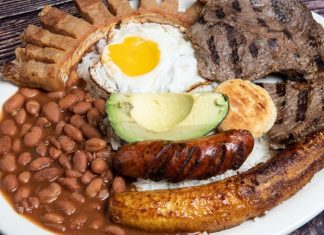 Kolombiya Mutfağı Kolombiya mutfağı, Güney Amerika’nın en renkli ve çeşitlilik bakımından zengin mutfaklarından biridir. Karayip kıyılarından And Dağları’na, Amazon ormanlarından Pasifik kıyılarına kadar uzanan bu geniş coğrafya, yemeklerde kullanılan malzemelere ve tat profillerine büyük bir çeşitlilik kazandırır. Her bölge, kendine has geleneksel tariflere ve pişirme tekniklerine sahiptir. Konulu bir haber görseli.