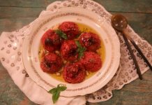 Dünya mutfaklarında yüzyıllardır varlığını koruyan konfit, Fransız mutfağının en bilinen pişirme yöntemlerinden biridir. Kelime anlamı olarak “korumak” ya da “saklamak” anlamına gelen bu teknik, özellikle etlerin uzun süre bozulmadan saklanabilmesi için geliştirilmiştir. Konfit yöntemi sayesinde yiyecekler, tuzla marine edildikten sonra kendi yağı içerisinde çok düşük ısıda pişirilir. Bu teknik, hem gıdanın uzun süre tazeliğini korumasını sağlar hem de eşsiz bir lezzet kazandırır. Konulu bir haber görseli.