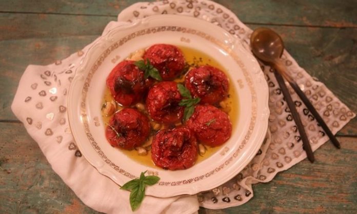 Konfit Lezzetinin Sofralara Yansıyan Zarafeti Dünya mutfaklarında yüzyıllardır varlığını koruyan konfit, Fransız mutfağının en bilinen pişirme yöntemlerinden biridir. Kelime anlamı olarak “korumak” ya da “saklamak” anlamına gelen bu teknik, özellikle etlerin uzun süre bozulmadan saklanabilmesi için geliştirilmiştir. Konfit yöntemi sayesinde yiyecekler, tuzla marine edildikten sonra kendi yağı içerisinde çok düşük ısıda pişirilir. Bu teknik, hem gıdanın uzun süre tazeliğini korumasını sağlar hem de eşsiz bir lezzet kazandırır. Konulu bir haber görseli.