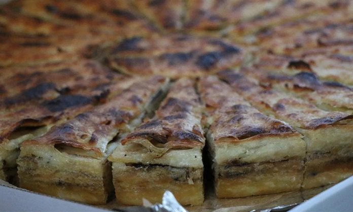 Kosova mutfağı, tarih boyunca farklı kültürlerin etkisiyle şekillenmiş ve Balkanlar’ın çeşitliliğini yansıtan özel bir yapıya sahip olmuştur. Osmanlı, Arnavut, Türk ve Sırp kültürlerinin etkisiyle gelişen bu mutfak, sadece bir beslenme kültürü değil aynı zamanda bir yaşam tarzı olarak da görülmektedir. Bölgede yaşayan halklar, yüzyıllar boyunca karşılıklı etkileşim içerisinde olmuş ve bu durum sofralara da doğrudan yansımıştır. Özellikle Osmanlı döneminde kullanılan baharatlar, pişirme teknikleri ve yemek çeşitleri günümüzde hâlâ Kosova sofralarında kendini göstermektedir. Konulu bir haber görseli.