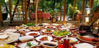 Köy Yemeği Sofraların Vazgeçilmez Lezzeti Köy yemeği, Anadolu’nun yüzyıllardır yaşattığı kültürün en özel parçalarından biridir. Köy sofralarında hazırlanan yemekler, yalnızca karın doyurmakla kalmaz, aynı zamanda aile bağlarını güçlendiren, misafirperverliği öne çıkaran bir gelenek haline gelmiştir. Doğal malzemelerle hazırlanan bu yemekler, şehir mutfağına göre daha sade ama çok daha sağlıklı bir yapıya sahiptir. Konulu bir haber görseli.