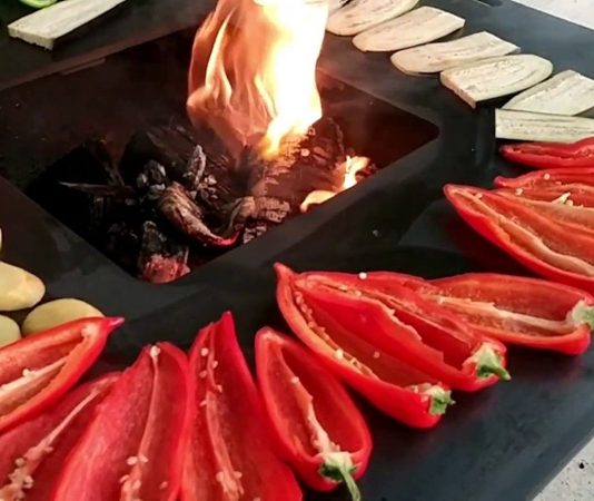 Közleme, insanoğlunun ateşle tanışmasından bu yana mutfak kültüründe önemli bir yere sahiptir. Yüzyıllar öncesinden günümüze uzanan bu yöntem, basit gibi görünse de lezzet derinliği açısından oldukça zengindir. Özellikle Anadolu’da ve Ortadoğu mutfaklarında köz üzerinde pişirilen yiyeceklerin aroması, diğer pişirme yöntemlerinden kolayca ayırt edilir. Közün dumanlı kokusu ve ateşin kontrollü ısısı, yiyeceklere doğal bir tat kazandırır. Konulu bir haber görseli.