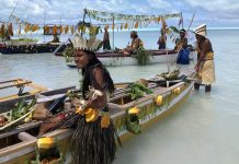 Kiribati Mutfağı Kiribati Mutfağı, Güney Pasifik’in adalar topluluğu Kiribati’nin zengin kültürel geçmişini ve geleneksel beslenme alışkanlıklarını yansıtır. Ada halkı, yüzyıllardır deniz ürünleri, tropikal meyveler ve kök sebzelerle kendine özgü tarifler geliştirmiştir. Hindistancevizi, taro, balık ve ekmek ağacı, Kiribati mutfağının temel ögeleri arasında yer alır. Konulu bir haber görseli.