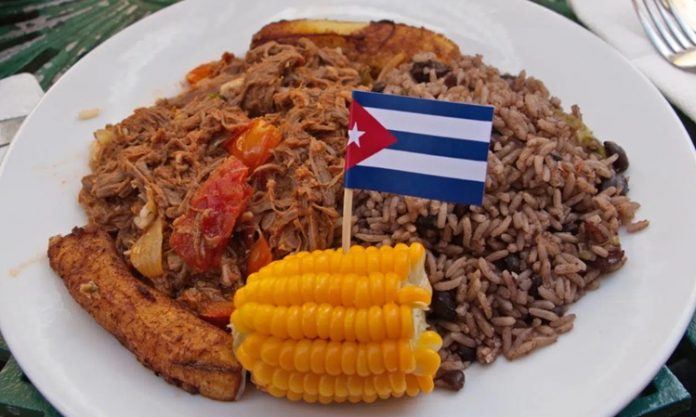 Küba Mutfağı Küba mutfağı, Karayipler’in kültürel zenginliğini, tarihi etkilerini ve tropikal coğrafyasını bir araya getiren eşsiz bir gastronomi geleneğine sahiptir. İspanyol, Afrika ve Karayip mutfaklarının birleşiminden oluşan bu mutfak, basit ama lezzetli tarifleriyle tanınır. Küba yemekleri, hem tat açısından doyurucu hem de görsel olarak iştah açıcıdır. Ülkedeki yemek kültürü, hem halk arasında hem de dünya gastronomi sahnesinde dikkat çeker. Konulu bir haber görseli