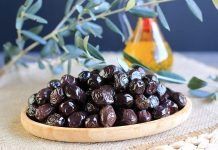 Kurutulmuş zeytin, özellikle Akdeniz mutfağında uzun yıllardır sofraların vazgeçilmez lezzetlerinden biri olarak biliniyor. Geleneksel yöntemlerle hazırlanan bu zeytinler, günümüzde modern üretim teknikleriyle daha hijyenik ve pratik bir şekilde tüketiciye sunuluyor. Kurutulmuş zeytin, yalnızca lezzetiyle değil, uzun süre dayanabilmesi ve kolay saklanabilmesi ile de öne çıkıyor. Konulu bir haber görseli.