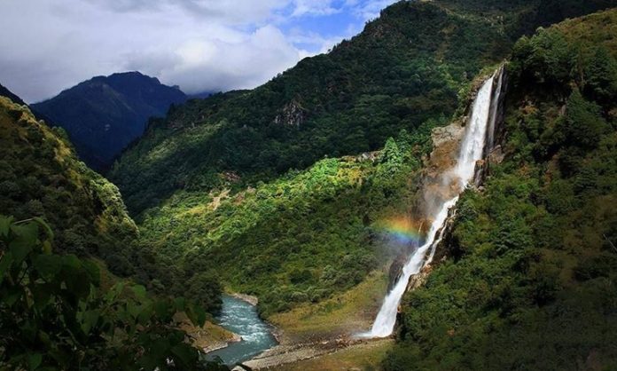 Kuzeydoğu Hindistan Mutfağı Kuzeydoğu Hindistan Mutfağı, ülkenin diğer bölgelerinden oldukça farklı bir gastronomik yapıya sahiptir. Assam, Meghalaya, Manipur, Mizoram, Tripura, Nagaland ve Arunachal Pradesh gibi eyaletlerin birleşiminden oluşan bu mutfak, yerel kültürler ve etnik grupların etkisiyle şekillenmiştir. Bu zengin kültürel çeşitlilik, yemeklerde hem tat hem de pişirme tekniklerinde kendini gösterir. Konulu bir haber görseli.