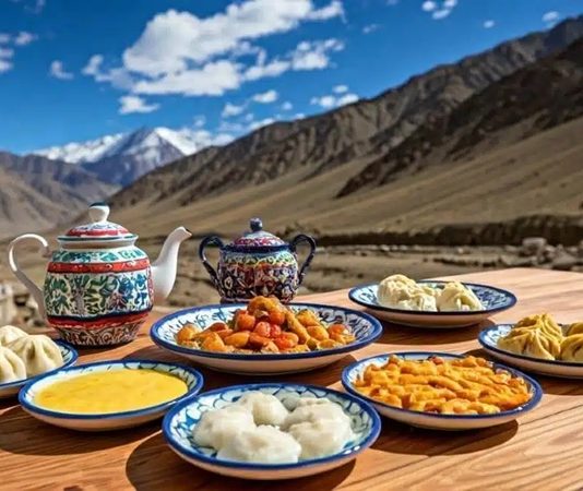 Ladakh mutfağı, Himalayalar’ın zorlu coğrafyasında yaşayan toplulukların beslenme alışkanlıklarından doğmuştur. Yüksek rakım ve soğuk iklim, bölge mutfağının enerji ve dayanıklılık sağlayacak şekilde gelişmesini zorunlu kılmıştır. Ladakh mutfağı, hem günlük yaşamda hem de dini ve kültürel ritüellerde önemli bir yer tutar. Konulu bir haber görseli.