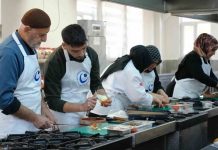 Gastronomi dünyasında lezzet yarışmaları, hem amatör hem de profesyonel şeflerin yeteneklerini sergileyebileceği önemli bir platform haline geldi. Bu etkinlikler, izleyicilere ve katılımcılara eşsiz bir deneyim sunarken, şeflerin yaratıcılık ve teknik becerilerini ön plana çıkarıyor. Konulu bir haber görseli.