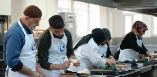 Lezzet Yarışmaları Gastronomi Tutkunlarını Buluşturuyor Gastronomi dünyasında lezzet yarışmaları, hem amatör hem de profesyonel şeflerin yeteneklerini sergileyebileceği önemli bir platform haline geldi. Bu etkinlikler, izleyicilere ve katılımcılara eşsiz bir deneyim sunarken, şeflerin yaratıcılık ve teknik becerilerini ön plana çıkarıyor. Konulu bir haber görseli.