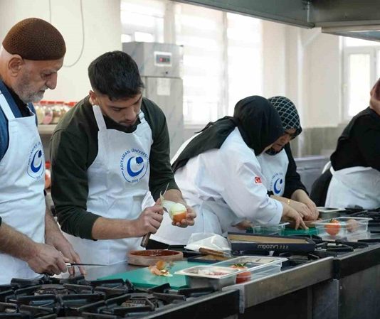 Lezzet Yarışmaları Gastronomi Tutkunlarını Buluşturuyor Gastronomi dünyasında lezzet yarışmaları, hem amatör hem de profesyonel şeflerin yeteneklerini sergileyebileceği önemli bir platform haline geldi. Bu etkinlikler, izleyicilere ve katılımcılara eşsiz bir deneyim sunarken, şeflerin yaratıcılık ve teknik becerilerini ön plana çıkarıyor. Konulu bir haber görseli.