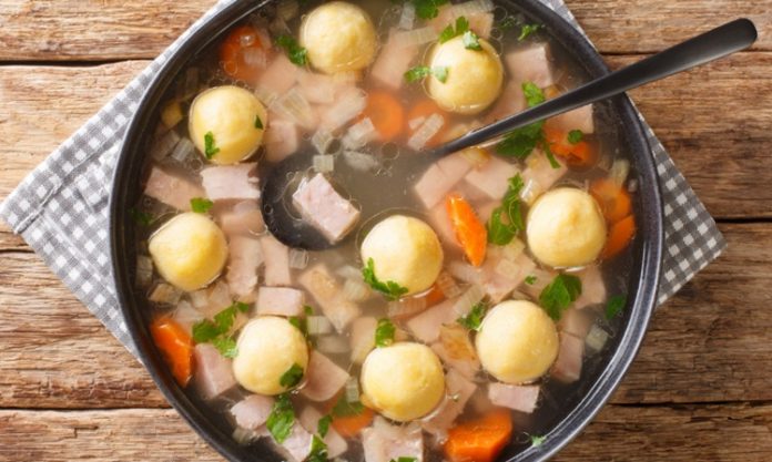 Liechtenstein Mutfağı Liechtenstein mutfağı, Avrupa’nın kalbinde küçük ama kültürel açıdan zengin bir ülkenin gastronomik mirasını yansıtır. İsviçre ve Avusturya mutfaklarından etkilenen bu mutfak, hem geleneksel hem de modern tarifleri ile dikkat çeker. Tarih boyunca köy evlerinden saray sofralarına kadar uzanan yemek kültürü, ülkenin yemek geleneğini korumasında önemli bir rol oynamıştır. Konulu bir haber görseli.