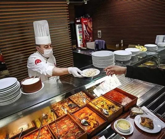 Türkiye’de lokanta kültürü, sadece yemek yemek için gidilen bir yer olmanın çok ötesinde bir anlam taşır. Osmanlı döneminden günümüze kadar uzanan bu gelenek, toplumun sosyalleşme biçimlerinden biri olmuştur. İnsanlar lokantalarda sadece yemek yemek için değil, aynı zamanda sohbet etmek, iş konuşmak veya gündelik hayatın yorgunluğunu atmak için de buluşur. Bu açıdan bakıldığında, lokantalar toplumun sosyal yaşamında önemli bir yere sahiptir. Konulu bir haber görseli.