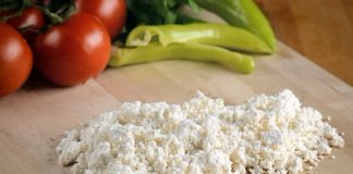 Lor Peyniri: Sofraların Hafif ve Besleyici Lezzeti Lor peyniri, Türkiye mutfağının en eski ve hafif peynirlerinden biri olarak bilinir. Adını süt ürünlerinin işlenmesiyle elde edilen bu özel peynir türünden alır. Lor, hem inek hem de keçi sütünden yapılabilir ve doğal olarak az tuzlu bir lezzete sahiptir. Konulu bir haber görseli.