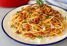 Makarna, dünyanın dört bir yanında sevilerek tüketilen ve sayısız çeşidiyle mutfaklarda kendine yer bulan bir yiyecektir. Hem pratik hazırlanışı hem de farklı soslarla uyumu sayesinde her yaş grubunun vazgeçilmezi olmuştur. İtalya’dan dünyaya yayılan makarna kültürü, zaman içinde her ülkenin damak zevkine uyarlanarak zenginleşmiştir. Bugün yalnızca market raflarında değil, ev yapımı olarak da pek çok farklı makarna çeşidi bulmak mümkündür. Konulu bir haber görseli.