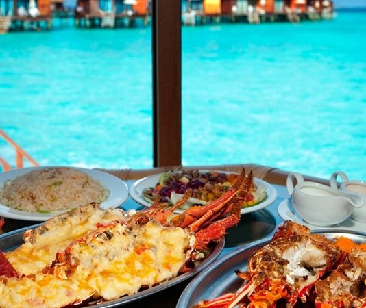 Maldivler Mutfağı Maldivler mutfağı, Hint Okyanusu’nun tropikal adalarında şekillenmiş, taze ve doğal ürünlere dayalı bir mutfaktır. Deniz ürünleri ve tropikal tarım ürünleri, Maldivler’in mutfak kültürünü belirleyen en önemli unsurlardır. Tarih boyunca Arap, Hint ve Sri Lanka mutfaklarından etkilenmiş olan bu geleneksel mutfak, hem lezzet hem de görsellik açısından dikkat çeker. Konulu bir haber görseli.