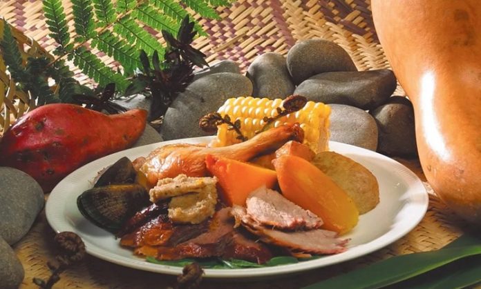 Maori Mutfağı, Yeni Zelanda’nın yerli halkı Maori’lerin yüzyıllardır süregelen yemek kültürünü yansıtır. Bu mutfak, doğal kaynaklarla sınırlı bir coğrafyada şekillenmiş ve deniz ürünleri, et ve yerel sebzeler üzerine kurulmuştur. Maori halkı, geleneksel yaşam biçiminde doğayla uyum içinde beslenme anlayışını benimsemiştir. Konulu bir haber görseli.