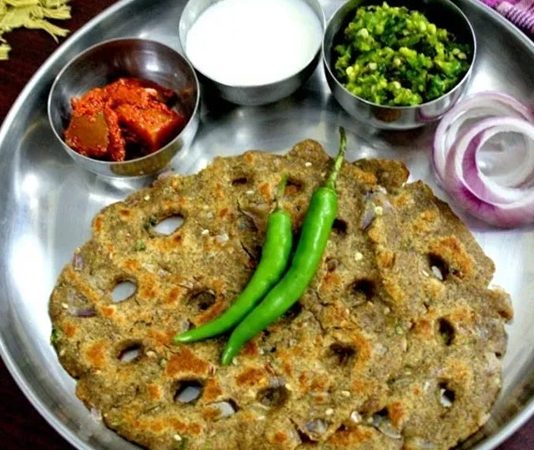 Marathi Mutfağı, Hindistan’ın Maharashtra eyaletine özgü geleneksel yemek kültürünü yansıtır. Bu mutfak, hem tatlı hem de tuzlu yemeklerde zengin bir çeşitlilik sunar. Pirinç, baklagiller, sebzeler ve baharatların yoğun kullanımı, Marathi Mutfağı’nı karakterize eden başlıca unsurlardır. Konulu bir haber görseli.