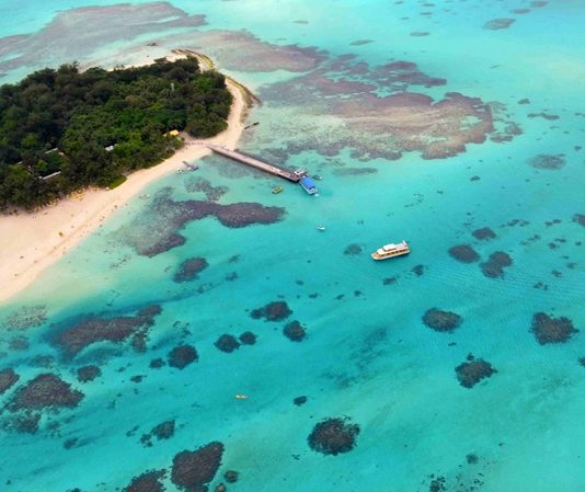 Pasifik Okyanusu’nun ortasında yer alan Mariana Adaları mutfağı, köklü bir tarih ile modern etkilerin birleştiği eşsiz bir gastronomi kültürü sunar. Bölgenin stratejik konumu sayesinde yüzyıllar boyunca farklı kültürlerin izlerini taşıyan yemekler, hem geleneksel tarifleri hem de dış etkilerle gelişen çeşitliliği yansıtır. Ada halkı için yemek sadece bir ihtiyaç değil, aynı zamanda bir toplumsal paylaşım biçimidir. Konulu bir haber görseli.