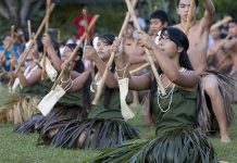 Mariana Mutfağı Mariana Mutfağı, Pasifik Okyanusu’nun ortasında yer alan Mariana Adaları’nın kültürel çeşitliliğini ve tarihsel mirasını sofralara yansıtan eşsiz bir gastronomi anlayışına sahiptir. Hem yerli Chamorro halkının geleneksel yemekleri hem de İspanyol, Japon ve Amerikan etkileri bu mutfağın zenginliğini oluşturur. Adaların coğrafi konumu sayesinde bol miktarda balık, tropikal meyve ve kök sebzeler yemeklerin temelini oluşturur. Günümüzde turistlerin ilgisini çeken en önemli unsurlardan biri de bölgenin özgün lezzetleriyle tanışma fırsatıdır. Konulu bir haber görseli.