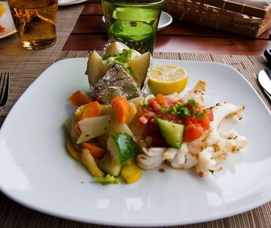 Mauritius Mutfağı Mauritius Mutfağı, Hint Okyanusu’nda yer alan ada ülkesi Mauritius’un zengin kültürel geçmişini yansıtır. Ada mutfağı, Fransız, Hint, Afrika ve Çin etkilerini harmanlayarak kendine özgü bir tat profili oluşturur. Bu çeşitlilik, Mauritius yemeklerini hem renkli hem de aromatik bir hale getirir. Konulu bir haber görseli.