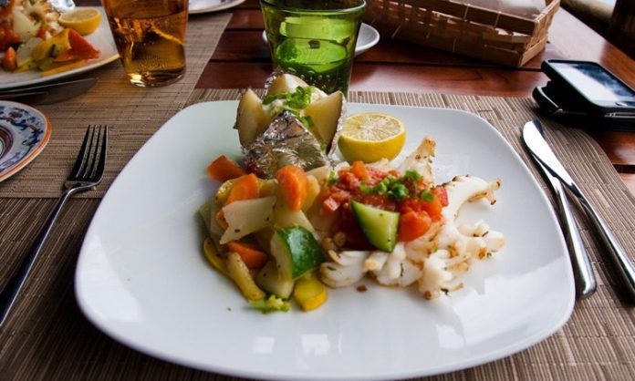 Mauritius Mutfağı Mauritius mutfağı, Hint Okyanusu’nun ortasında yer alan bu tropikal ada ülkesinin tarihî ve kültürel çeşitliliğini yansıtır. Adanın geçmişi, Afrika, Çin, Hindistan ve Avrupa etkileriyle şekillenmiş olup bu etkiler mutfak kültürüne de doğrudan yansımıştır. Yemekler, sadece beslenme aracı değil, aynı zamanda kültürel bir ifade biçimi olarak kabul edilir. Konulu bir haber görseli.