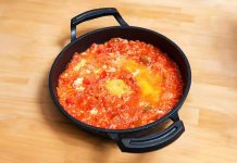 Türk mutfağında kendine özel bir yer edinen menemen, hem pratik hazırlanışı hem de besleyici özelliğiyle sofraların vazgeçilmezlerinden biridir. Osmanlı döneminden günümüze uzanan kahvaltı kültüründe önemli bir rol oynayan bu yemek, özellikle Ege ve Akdeniz bölgelerinde daha da yaygın olarak tüketilmiştir. Domatesin tazeliği, biberin aroması ve yumurtanın kıvamıyla birleşerek ortaya çıkan bu eşsiz lezzet, zamanla tüm ülkeye yayılmıştır. Konulu bir haber görseli.