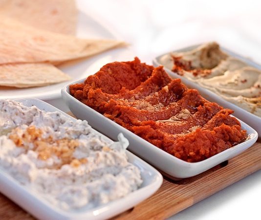 Mezeler ve şarküteri ürünleri, Türk mutfağının en keyifli ve zengin öğelerinden biridir. Sofraları şenlendiren, sohbetleri renklendiren bu lezzetler, hem günlük yemeklerin yanında hem de özel davetlerde misafirlerin beğenisini kazanır. Türkiye’nin farklı yörelerinden gelen mezeler, taptaze sebzeler, baharatlar ve kaliteli malzemelerle hazırlanarak sofralarda adeta bir ziyafet sunar. Şarküteri ürünleri ise kaliteli et ve süt ürünlerinin özel işlemlerden geçirilmesiyle ortaya çıkan, lezzet ve protein deposu seçeneklerdir. Konulu bir haber görseli.