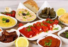 Meze, yalnızca küçük bir tabak dolusu lezzet değil, yüzyıllardır süregelen bir kültürün en ince detaylarını taşıyan zengin bir sofradır. Özellikle Türk mutfağı, meze konusunda oldukça köklü bir geçmişe ve bölgesel çeşitliliğe sahiptir. Her bir meze tabağı, geçmişin izlerini günümüze taşırken; sofralara samimiyet, paylaşım ve sohbet getirir. Konulu bir haber görseli.