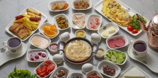 Türkiye’nin zengin mutfak kültürü, son yıllarda modern dokunuşlarla yeniden şekilleniyor. Modern Türk mutfağı, geleneksel tariflerin çağdaş sunumlar ve dünya mutfağından esinlenen tekniklerle harmanlandığı bir dönüşüm sürecini yaşıyor. Bu dönüşüm sadece lezzetleri değil, aynı zamanda sunumu, malzeme tercihini ve gastronomi anlayışını da etkiliyor. Konulu bir haber görseli.